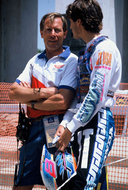 Jean-Michel et Roger De Coster en pleine discussion lors des essais